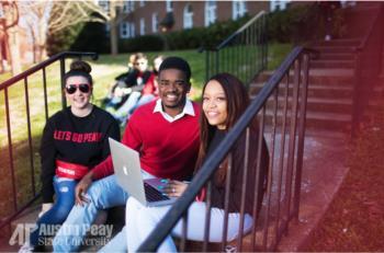 students on steps with laptop with 'AP Austin Peay State University'