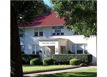 white house with 'welcome home' banner